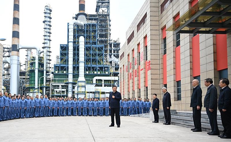 △2023年10月10日，在江西考察的習(xí)近平總書記來到中國石化九江分公司，同企業(yè)員工親切交流。