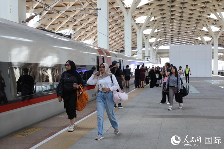 在雅萬(wàn)高鐵雅加達(dá)哈利姆站站臺(tái)，乘客準(zhǔn)備登上動(dòng)車組列車。人民網(wǎng)記者 曹師韻攝