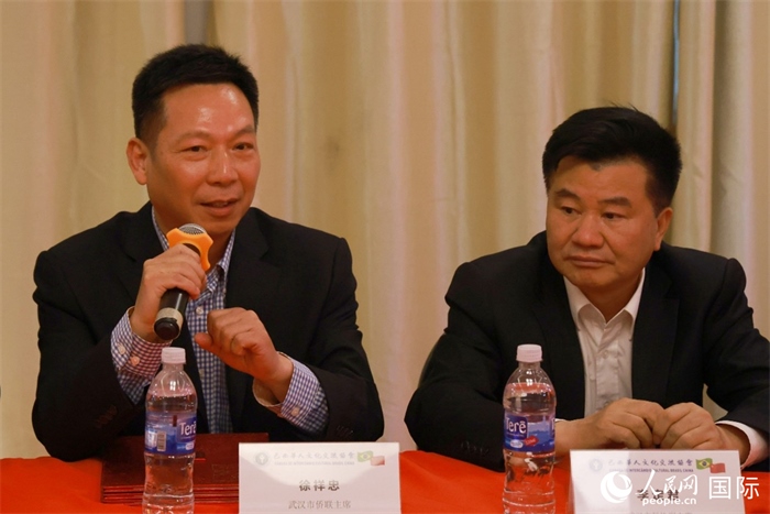 武漢市僑聯(lián)主席徐祥忠（左）在座談會(huì)上致辭。人民網(wǎng)記者 陳海琪攝