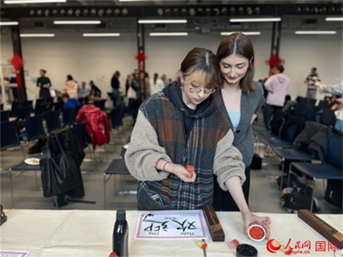 學(xué)生現(xiàn)場體驗中國書法。人民網(wǎng)記者 禹麗敏攝