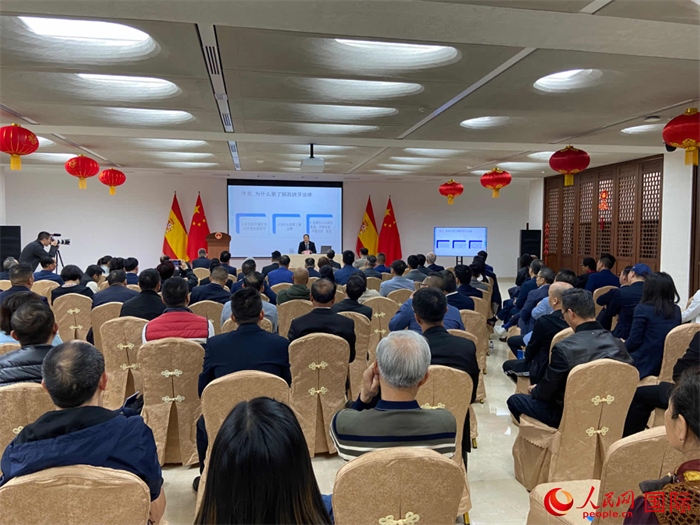季奕鴻律師主講法律知識。人民網(wǎng)記者 范劍青攝