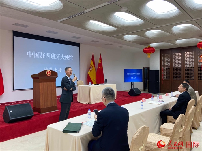 中國駐西班牙大使姚敬在僑界法治講座上致辭。人民網(wǎng)記者 范劍青攝