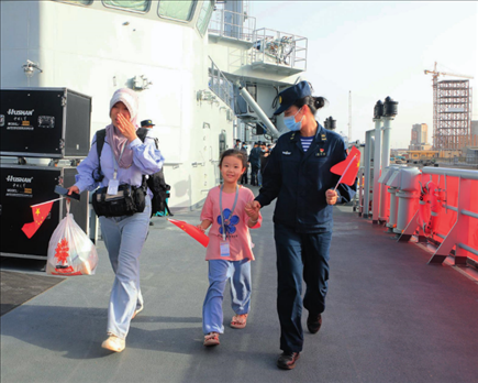 海軍軍艦赴蘇丹緊急撤離我在蘇丹人員。圖為海軍官兵帶領(lǐng)同胞登艦（2023年4月26日攝）。丁家興攝