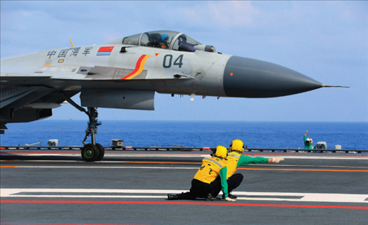 遼寧艦起飛助理作出放飛手勢，殲-15艦載戰(zhàn)斗機(jī)起飛（2020年4月攝）。張凱攝