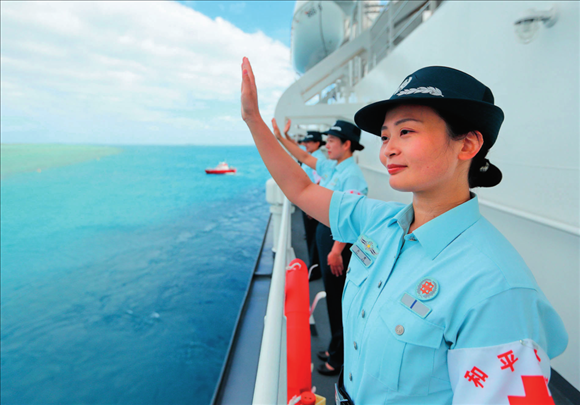 中國海軍“和平方舟”號醫(yī)院船結(jié)束訪問湯加時(shí)，任務(wù)官兵中的文職人員向歡送人群揮手告別（2023年8月4日攝）。徐巍攝/本刊