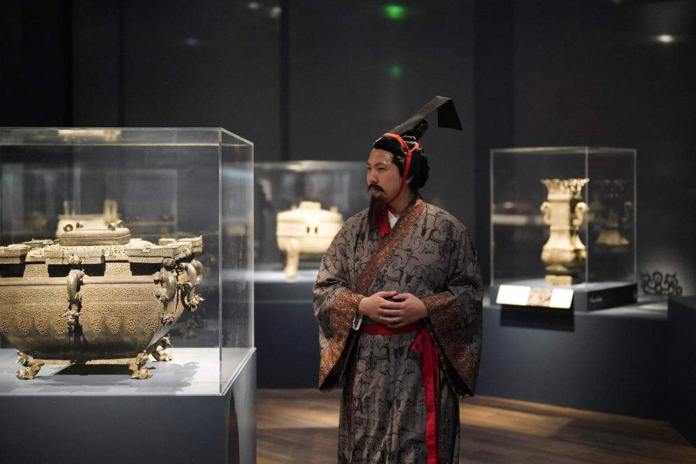4月19日，一名觀眾身著漢服在美國舊金山亞洲藝術博物館舉辦的“鳳凰故國——青銅時代曾楚藝術展”上參觀。新華社記者吳曉凌攝