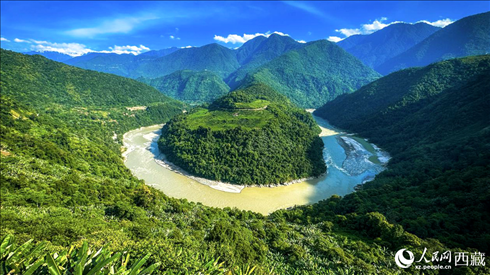風景秀麗、植被繁茂的西藏林芝市墨脫縣果果塘大拐彎。人民網(wǎng)記者 次仁羅布攝