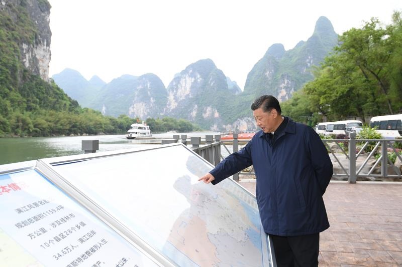 △2021年4月25日，習(xí)近平總書記在廣西桂林市陽朔縣漓江楊堤碼頭，了解漓江流域綜合治理、生態(tài)保護等情況。