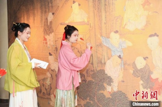 身穿漢服的年輕人參與體驗活動。中國絲綢博物館 供圖