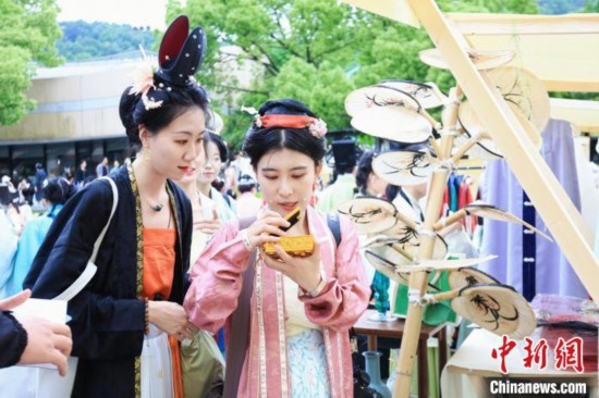 漢服愛好者逛集市。中國絲綢博物館 供圖