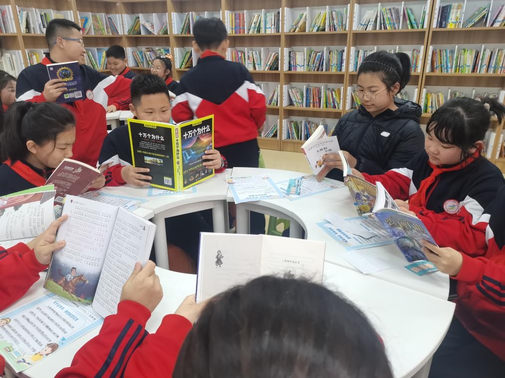 3月28日，遼寧省沈陽市鐵西區(qū)重工街第一小學(xué)的同學(xué)們在智慧圖書借閱室里專注閱讀。（沈陽市鐵西區(qū)委宣傳部供圖）