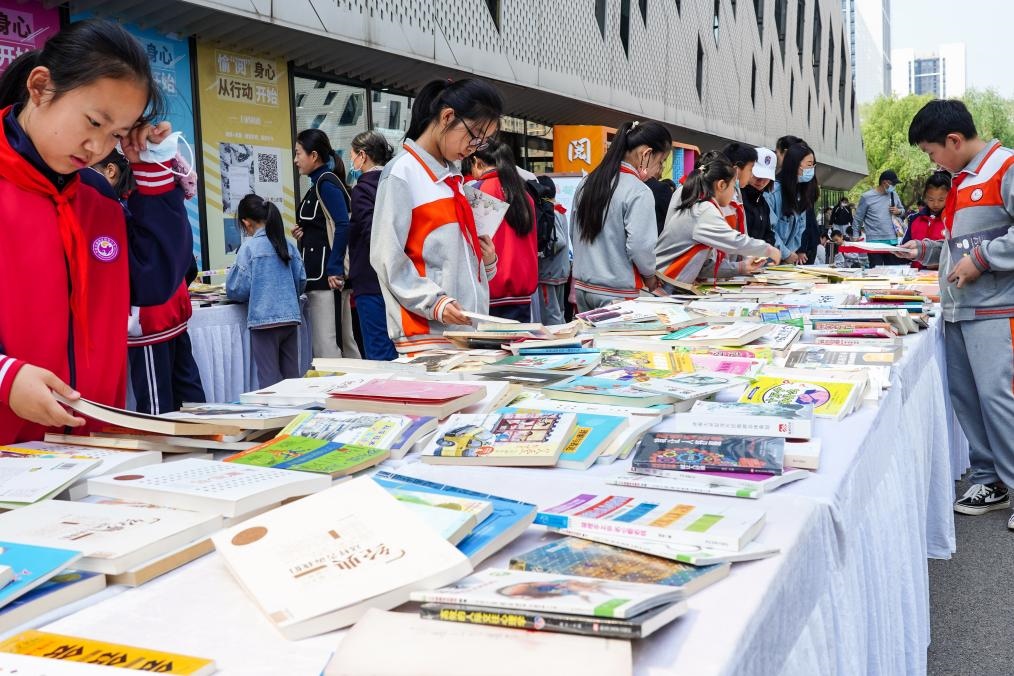 4月20日，山東省濟(jì)南市第十四屆“書香泉城”全民閱讀節(jié)在濟(jì)南市圖書館啟動(dòng)，小學(xué)生在閱讀節(jié)上參與換書活動(dòng)。新華社記者 朱崢 攝