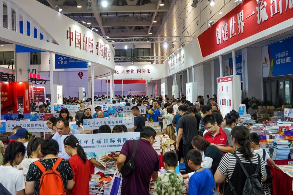2023年7月31日，在第31屆全國圖書交易博覽會(huì)上，讀者在閱覽選購新書。新華社記者 朱崢 攝