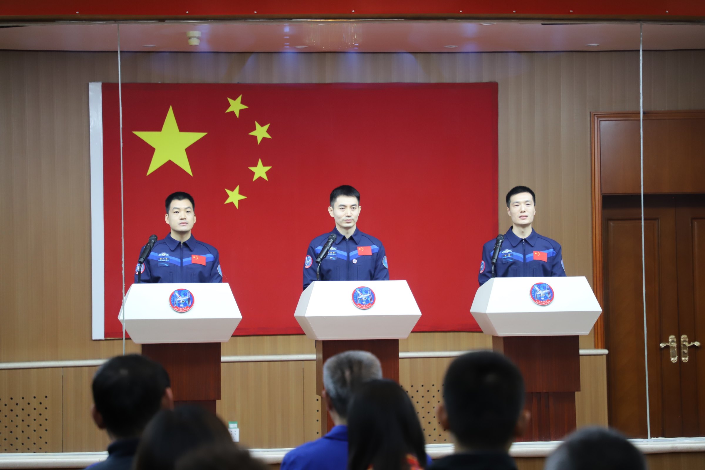 神舟十八號航天員與中外媒體記者集體見面。人民網(wǎng)記者 黃帆攝
