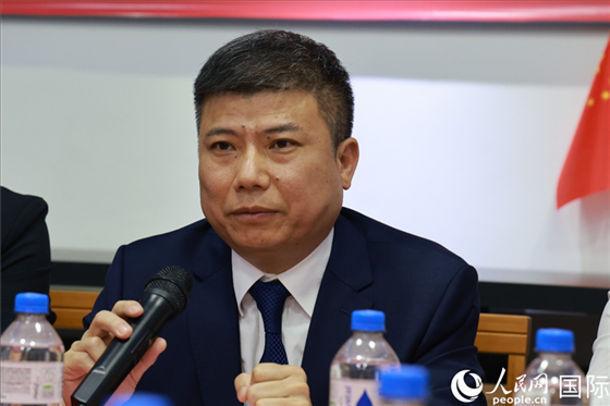 浙江省蘭溪市市委常委柳衛(wèi)東在座談會上致辭。人民網(wǎng)記者 陳海琪攝