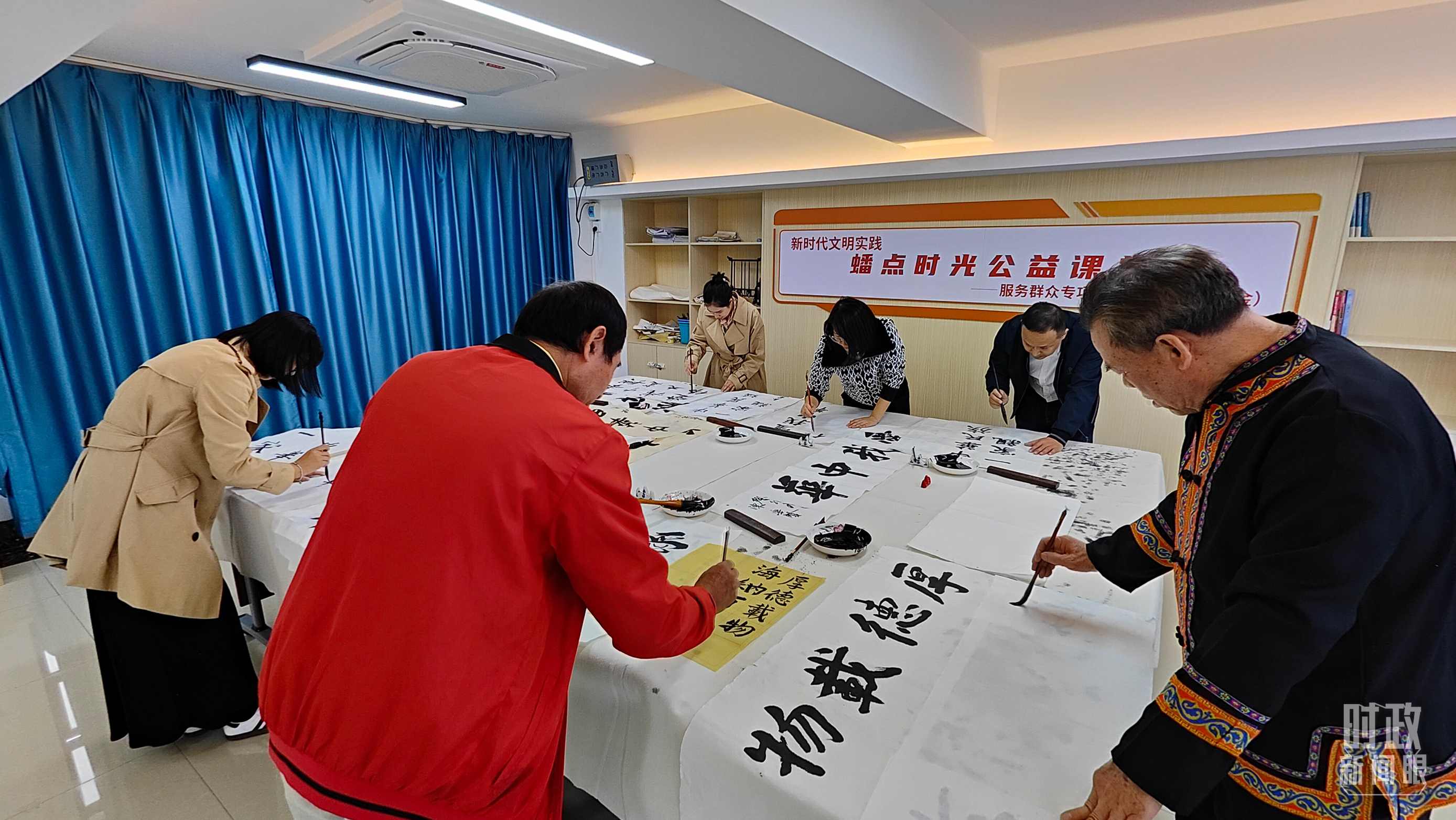 △廣西南寧市多民族社區(qū)——盤龍社區(qū)居民練習(xí)書法。（總臺(tái)央視記者楊立峰拍攝）