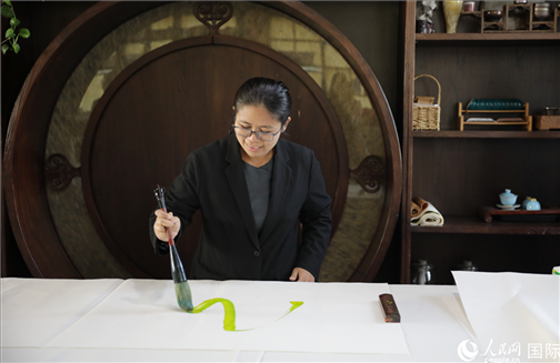 緬甸駐華大使館副館長、公使銜參贊杜欣瑪泰參加《五百筆·瀾湄合作》集體藝術(shù)創(chuàng)作。人民網(wǎng)王婧攝