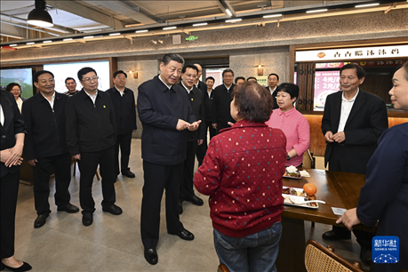 4月22日至24日，中共中央總書記、國(guó)家主席、中央軍委主席習(xí)近平在重慶考察。這是22日下午，習(xí)近平在九龍坡區(qū)謝家灣街道民主村社區(qū)考察時(shí)，同正在社區(qū)食堂就餐的群眾親切交流。新華社記者 謝環(huán)馳 攝