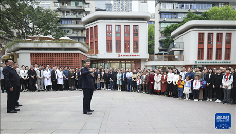 4月22日至24日，中共中央總書記、國(guó)家主席、中央軍委主席習(xí)近平在重慶考察。這是22日下午，習(xí)近平在九龍坡區(qū)謝家灣街道民主村社區(qū)考察時(shí)，同社區(qū)居民親切交流。新華社記者 鞠鵬 攝
