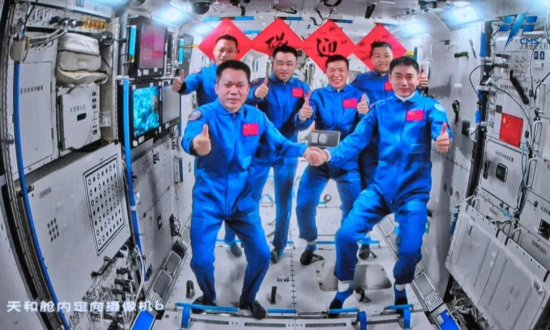 神舟十七號、神舟十八號兩個航天員乘組“太空會師”。來源：中國載人航天工程