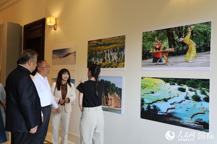 四川省文化和旅游廳副廳長王成平、墨西哥松林文化中心展覽部主任盧西亞·恩里克斯·岡薩雷斯·薩拉維亞、墨西哥中國文化中心主任石岳文參觀圖片展。拍攝者為墨西哥分社外籍雇員埃內斯托·多明戈斯