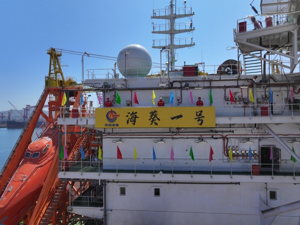 亞洲首艘圓筒型FPSO“?？惶枴苯ㄔ焱旯?。韓慶攝