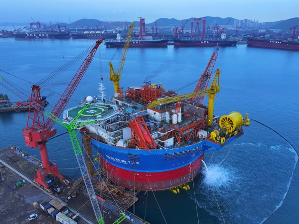 亞洲首艘圓筒型FPSO“海葵一號”建造完工。韓慶攝