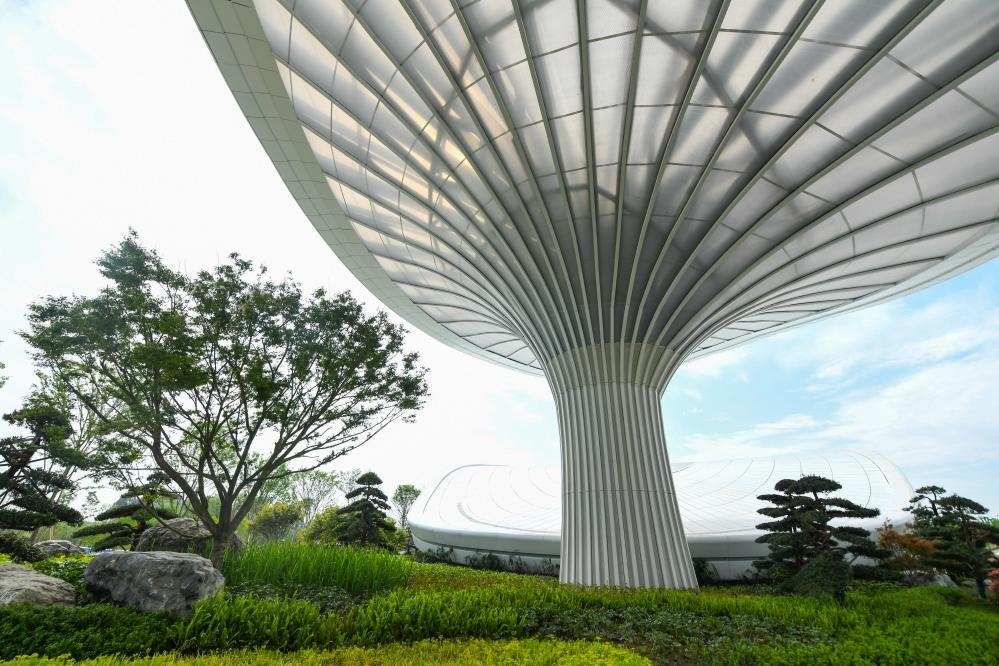 這是2024年4月22日拍攝的成都世園會主會場入口處的“芙蓉花”底部，它兼具收集雨水、循環(huán)利用的功能。新華社記者 王曦 攝
