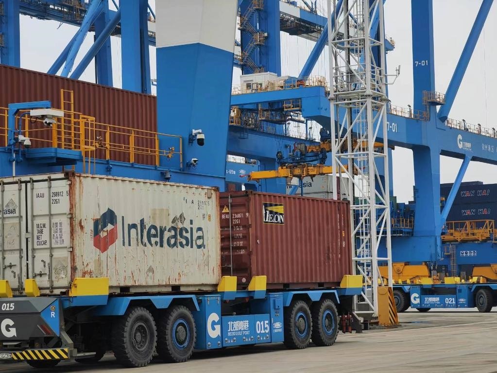 在欽州自動化集裝箱碼頭，智能導(dǎo)引運輸車在運送集裝箱。新華社記者趙歡 攝