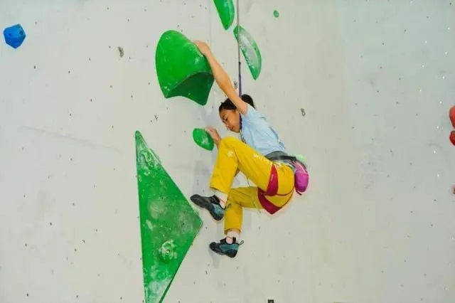 2024年4月16日，全國(guó)青少年攀巖公開賽江山站舉行，選手在比賽中。中國(guó)登山協(xié)會(huì)供圖