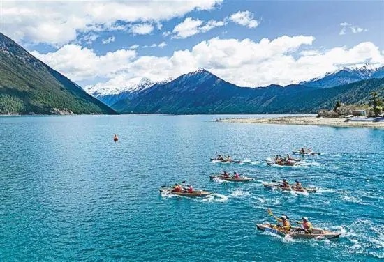 2024年4月20日，2024年巴松措國(guó)際漂流公開賽的選手在比賽中。 新華社記者 孫非攝