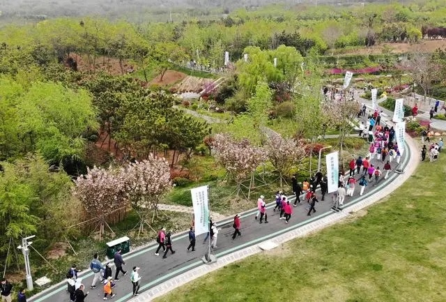 4月27日，登山愛好者在浮山森林公園參加登山健身活動(dòng)（無人機(jī)照片）。新華社記者 李紫恒攝