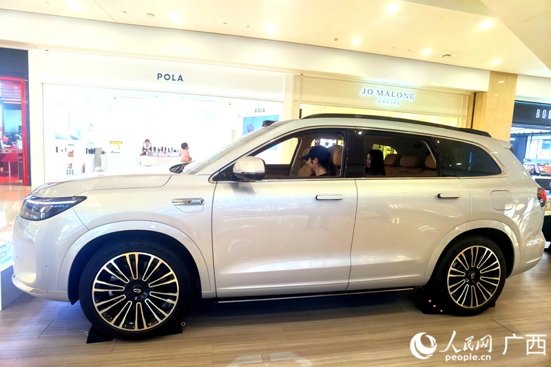  消費者在試駕汽車。人民網(wǎng)記者 陳燕攝