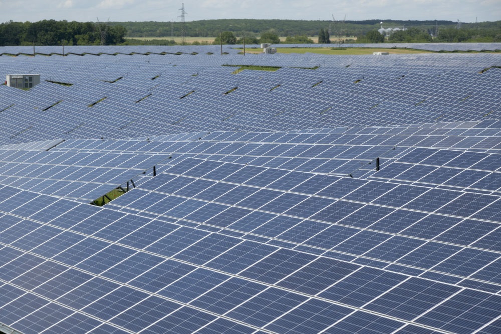 這是2021年5月27日在匈牙利考波什堡拍攝的100兆瓦光伏電站。當(dāng)日，由中國(guó)通用技術(shù)集團(tuán)所屬中國(guó)機(jī)械進(jìn)出口（集團(tuán)）有限公司投資興建的匈牙利考波什堡100兆瓦光伏電站項(xiàng)目在考波什堡市舉行投運(yùn)啟動(dòng)儀式。新華社發(fā)（弗爾季·奧蒂洛攝）