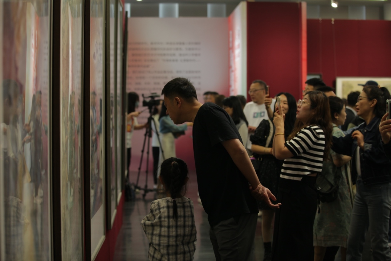 嘉賓及教研員、教師代表參觀展覽。主辦方供圖