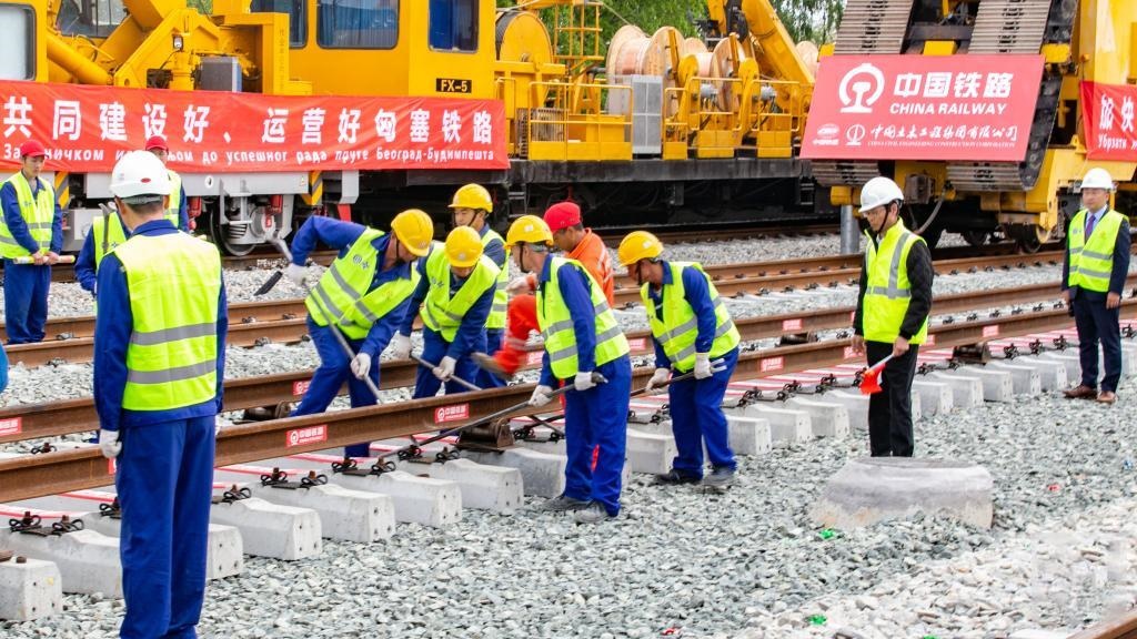 △2024年4月25日，在塞爾維亞北部城市巴奇卡托波拉，匈塞鐵路項(xiàng)目施工人員進(jìn)行匈塞鐵路軌道合龍工作。
