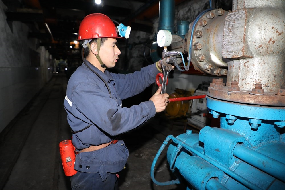 2024年4月30日，冀中能源峰峰集團(tuán)新屯礦機(jī)電區(qū)副區(qū)長(zhǎng)顧博在井下泵房檢修水泵。新華社發(fā)
