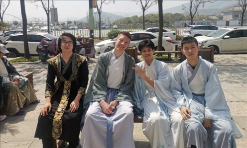 匈牙利學生與襄陽三十六中學生友好交流。