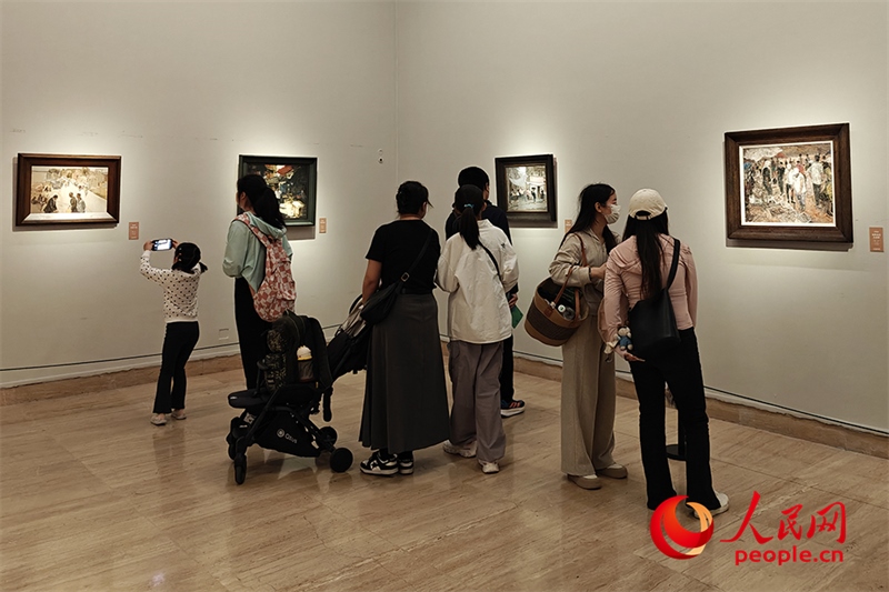 “五一”假期，游客在中國美術(shù)館參觀“大美勞動者——中國美術(shù)館藏勞動題材美術(shù)作品展（第二期）”。人民網(wǎng)記者 韋衍行攝