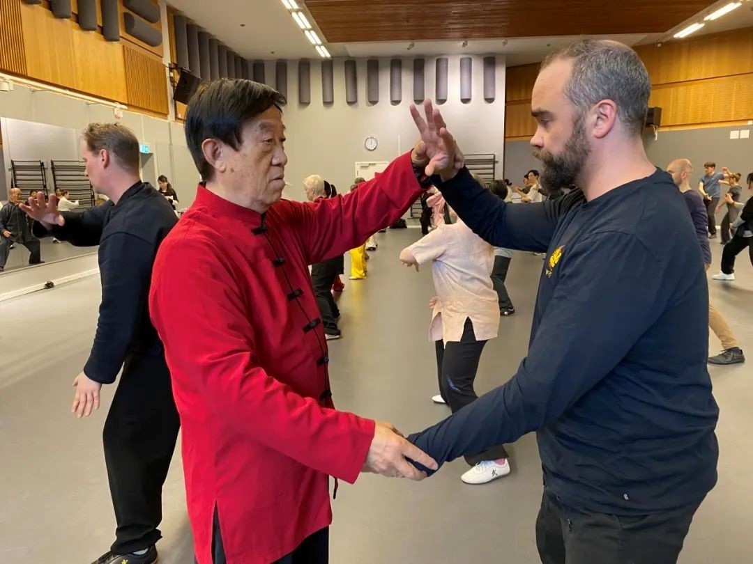 陳正雷老師親自示范指導(dǎo)。斯德哥爾摩中國(guó)文化中心供圖