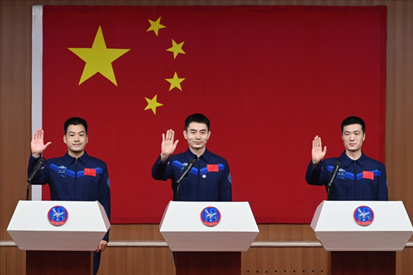 2024年月24日，神舟十八號(hào)載人飛行任務(wù)航天員葉光富（中）、李聰（右）、李廣蘇在酒泉衛(wèi)星發(fā)射中心問天閣與媒體記者集體見面。
