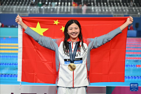 2024年2月13日，2024年世界游泳錦標(biāo)賽游泳項(xiàng)目女子100米蛙泳決賽在卡塔爾多哈舉行。圖為冠軍中國選手唐錢婷在頒獎(jiǎng)儀式后慶祝。新華社記者 薛宇舸 攝