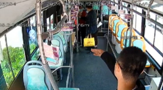 公交車上他一聲大吼！魏杰，好樣的！