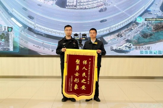 公交車上他一聲大吼！魏杰，好樣的！