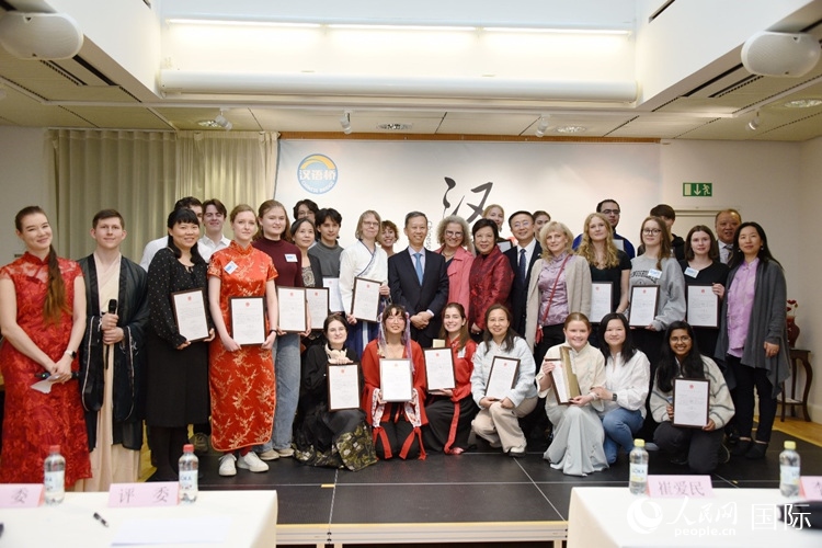 中國(guó)駐瑞典大使崔愛民、使館負(fù)責(zé)教育事務(wù)的黃立瓊參贊、預(yù)選賽評(píng)委老師和指導(dǎo)老師，以及所有獲獎(jiǎng)選手合影留念。人民網(wǎng)記者 殷淼攝