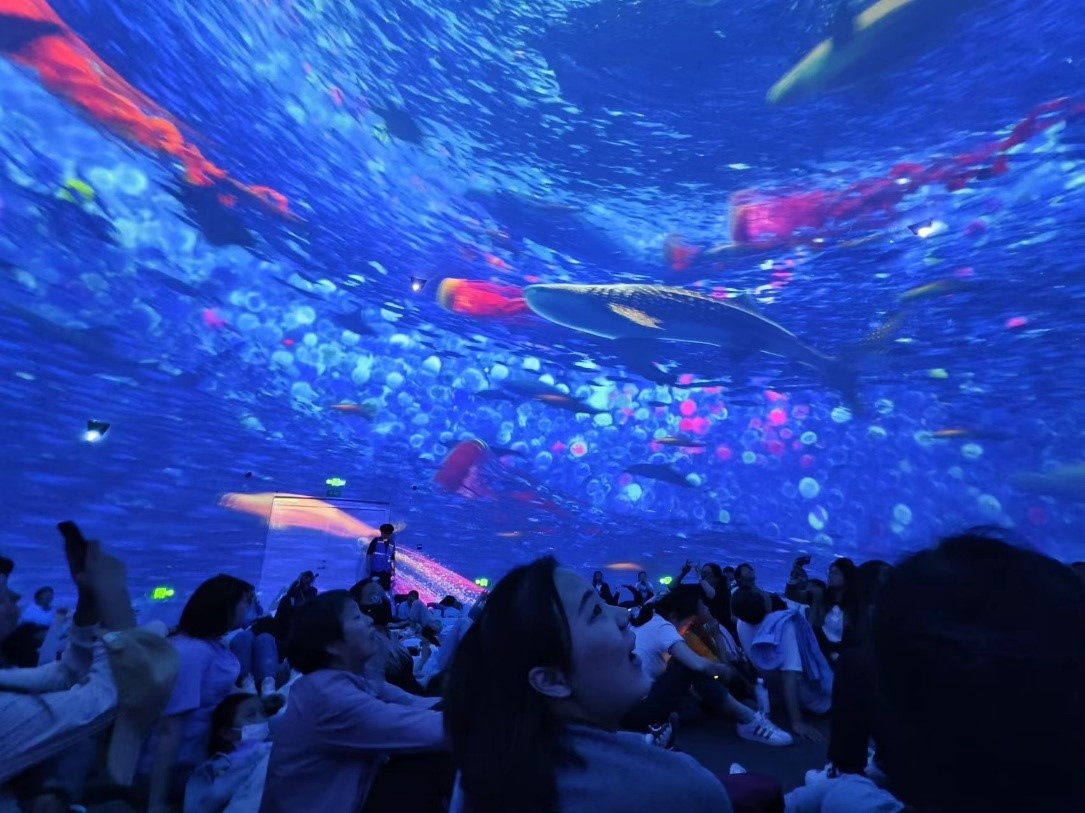 “五一”期間，游客在天津極地海洋公園科技館體驗?zāi)ХêＱ?。人民網(wǎng)記者 喬業(yè)瓊攝