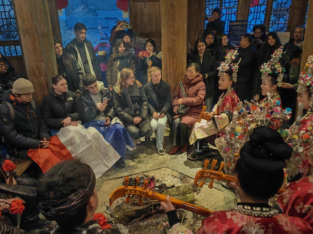 法國青年在榕江體驗民俗文化。新華社記者 羅羽 攝