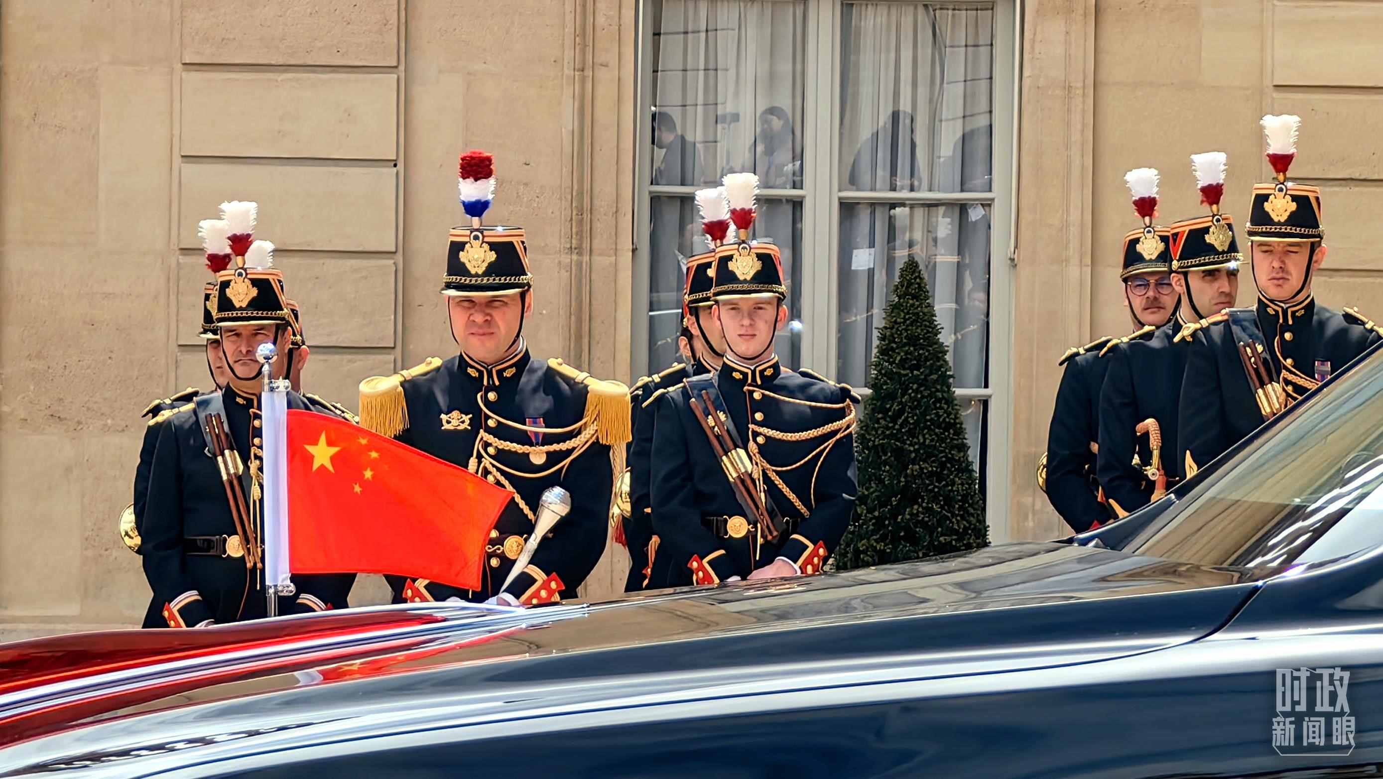 △習(xí)主席乘車抵達愛麗舍宮。（總臺央視記者段德文拍攝）