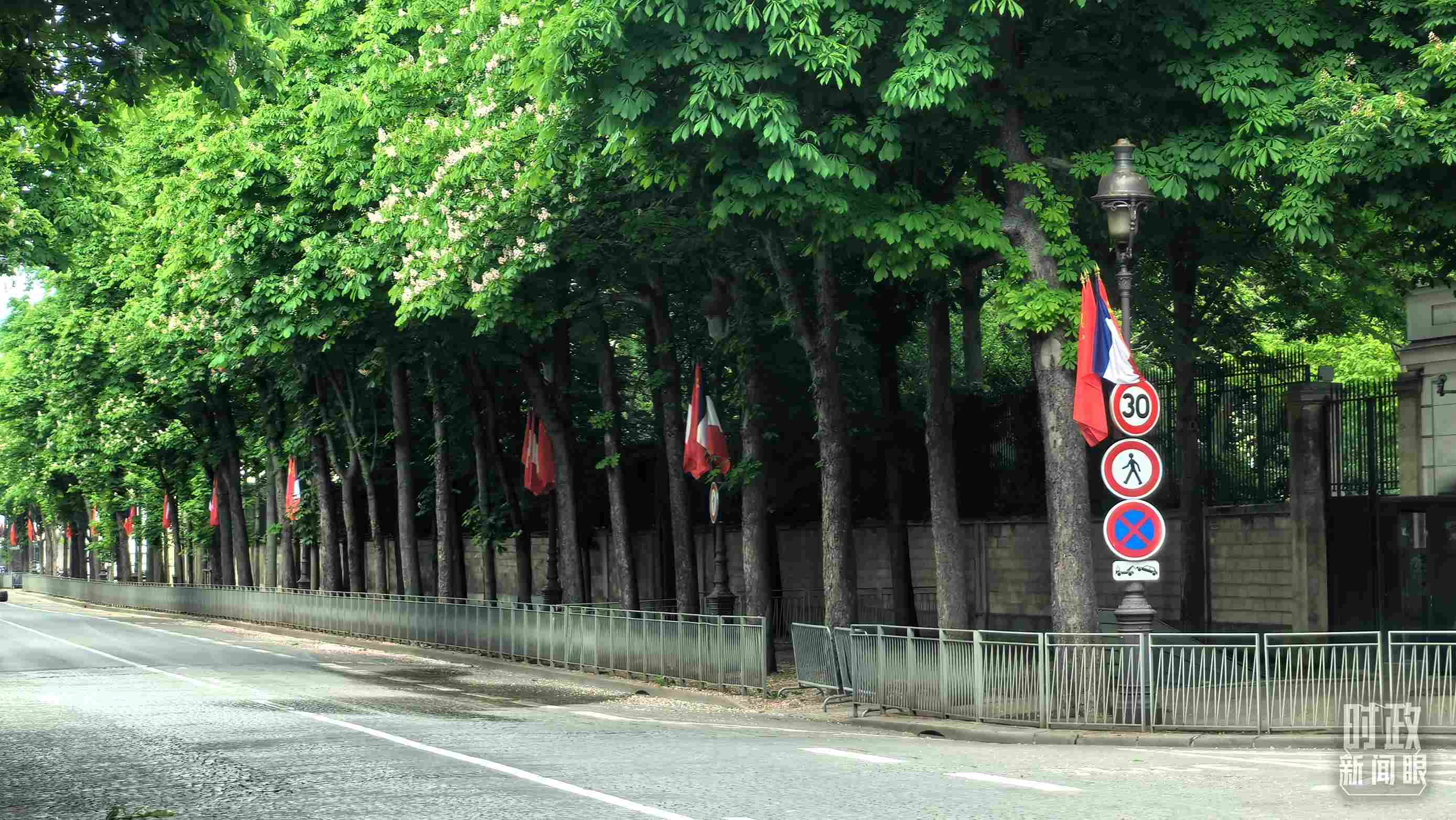 △巴黎道路兩側(cè)懸掛中法兩國國旗。（總臺央視記者鄂介甫拍攝）
