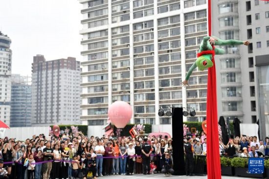 5月7日，演員在長沙國金中心表演木偶劇。新華社記者 陳振海 攝